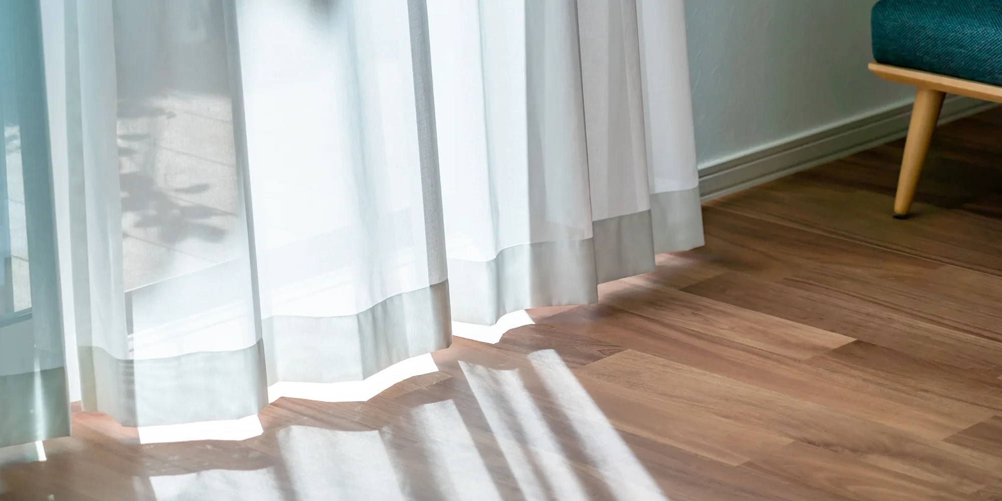 Transparente Gardinen am Fenster auf hellem Holzboden – head Gardinen Vorhang