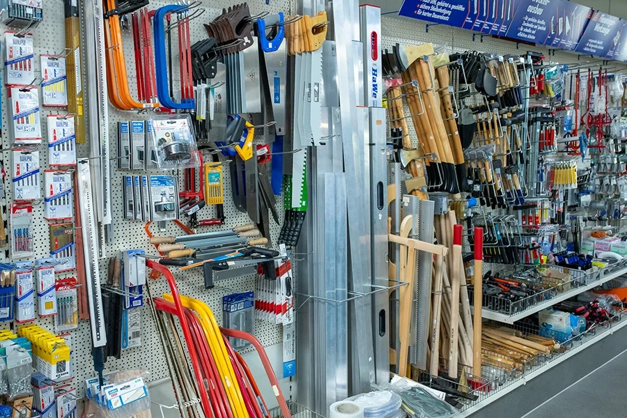 Material und Werkzeuge im Baumarkt, verschiedene Sägen, Feilen, Lineale und Handwerkzeuge
