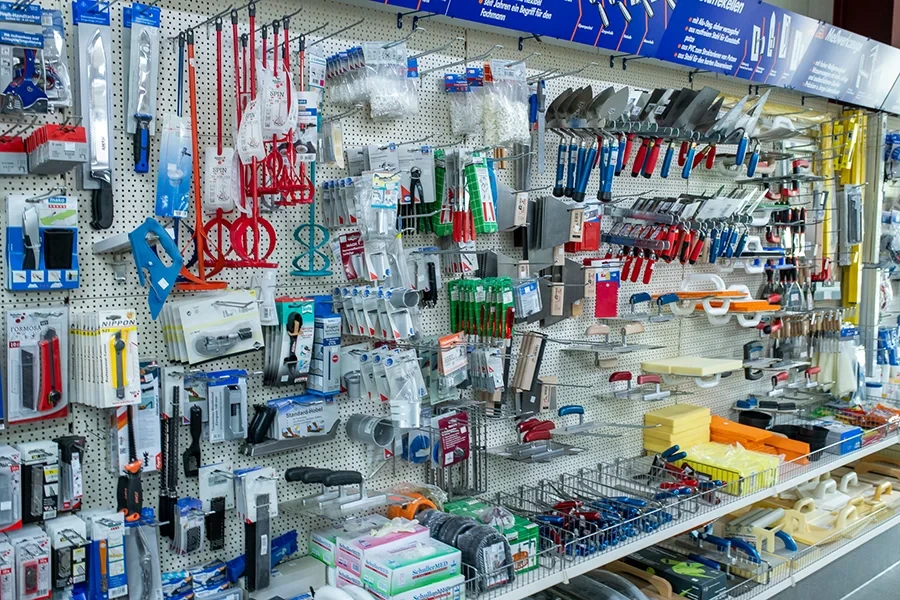 Material-Regal im Baumarkt mit verschiedenen Werkzeugen und Baumaterialien