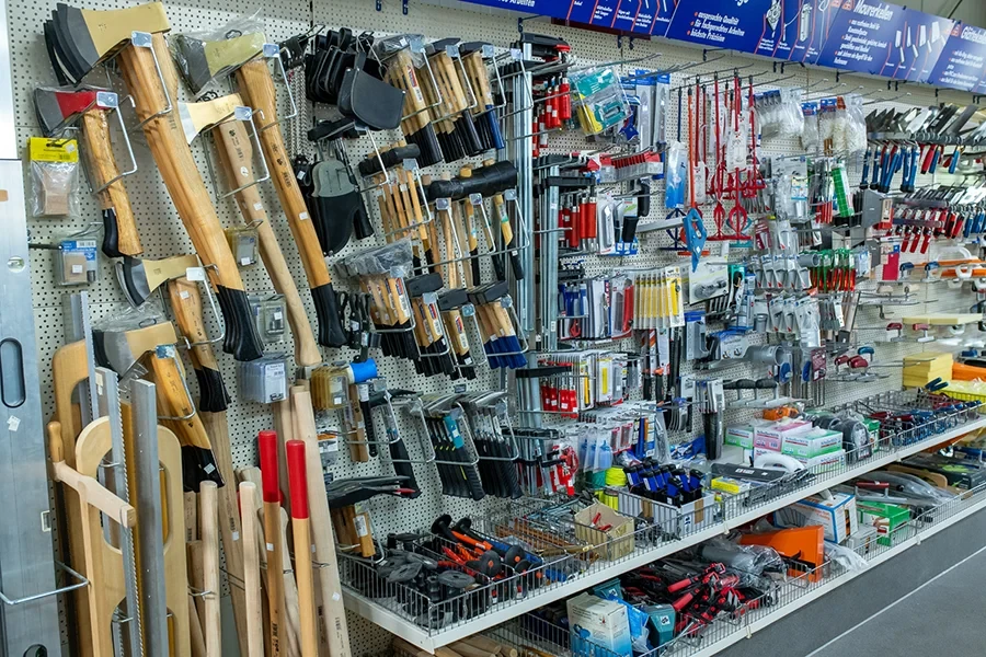Werkzeuge im Baumarkt – verschiedene Hämmer, Äxte und Handwerkzeuge an einer Wand