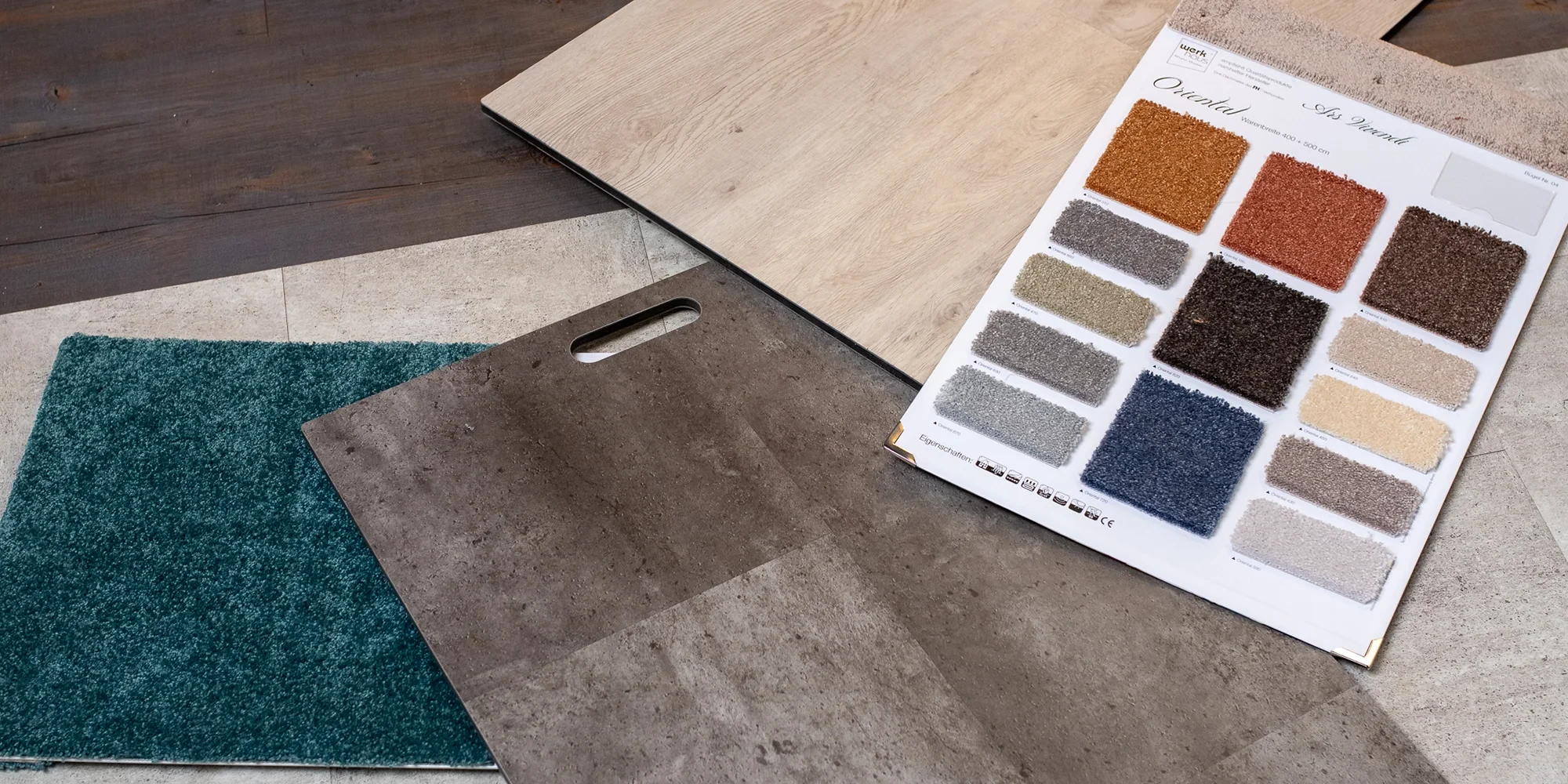 Verschiedene neue Bodenbeläge wie Teppichmuster, Vinyl- und Holzoptikplatten zur Auswahl