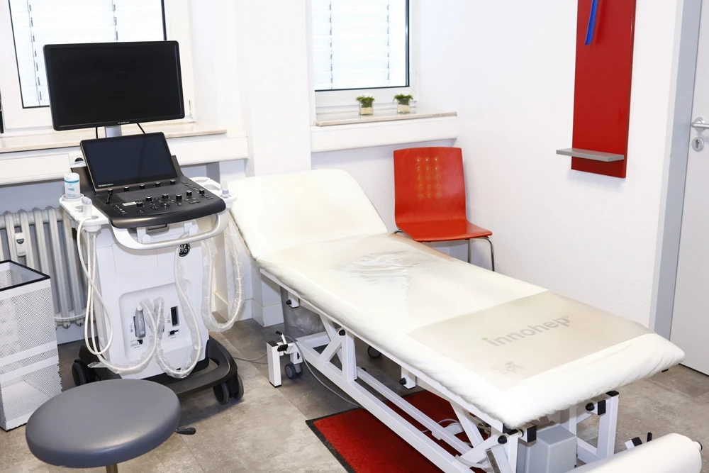 Untersuchungsraum mit moderner medizinischer Ausstattung und Behandlungsliege