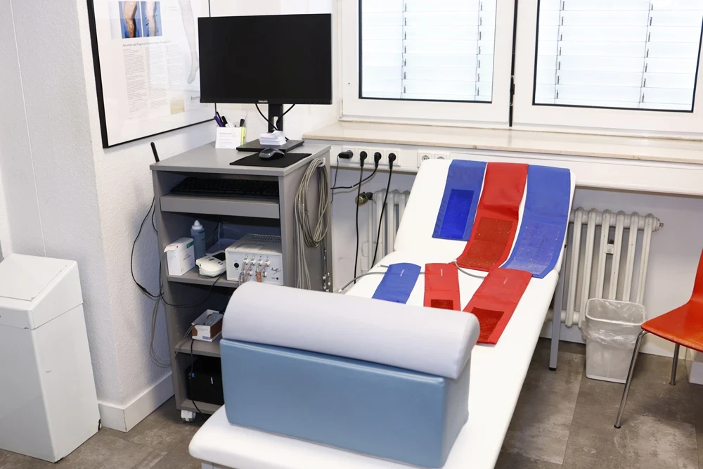 Untersuchungsraum im Gefäßzentrum Bielefeld mit moderner medizinischer Ausstattung