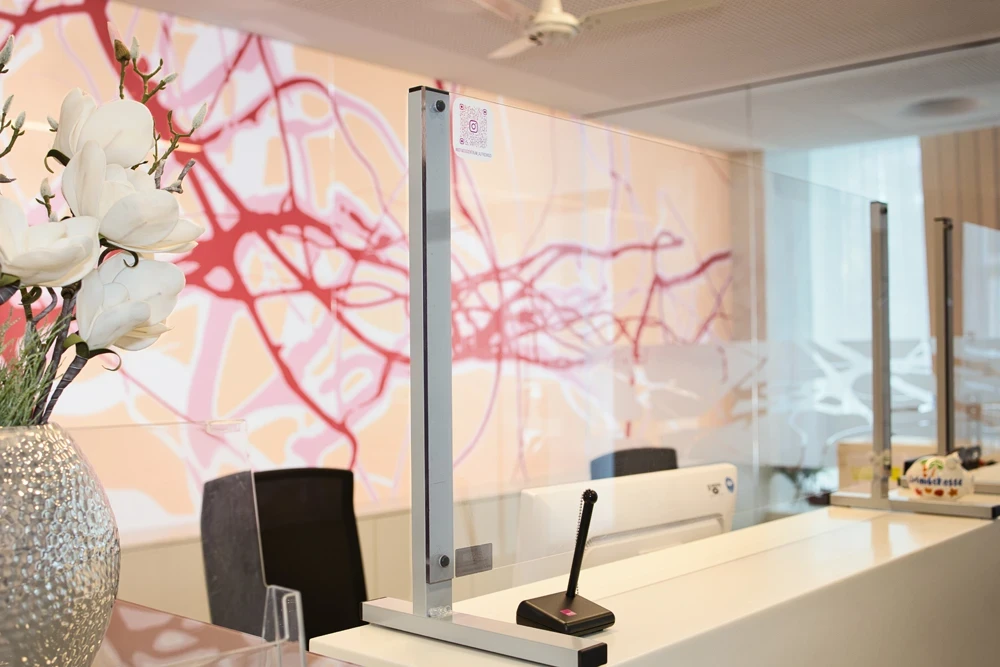 Empfangsbereich im Gefäßzentrum Bielefeld mit abstrakter Wandgestaltung