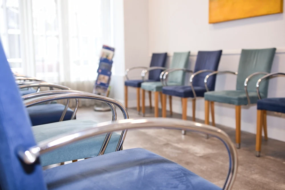 Wartebereich im Gefäßzentrum Bielefeld mit modernen Stühlen und heller Atmosphäre