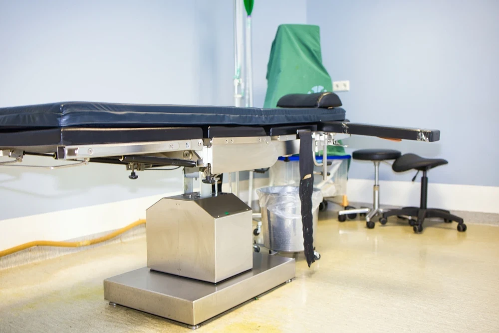 Moderner Operationssaal im Gefäßzentrum Bielefeld mit OP-Tisch und medizinischer Ausstattung