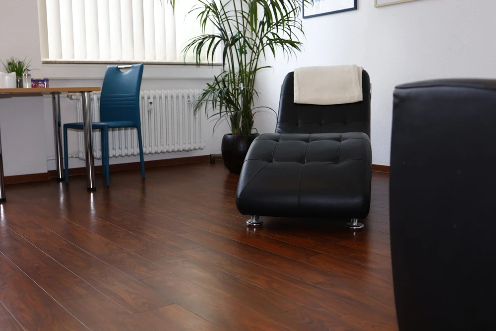 Wartebereich im Gefäßzentrum Bielefeld mit moderner Liege und Pflanzen