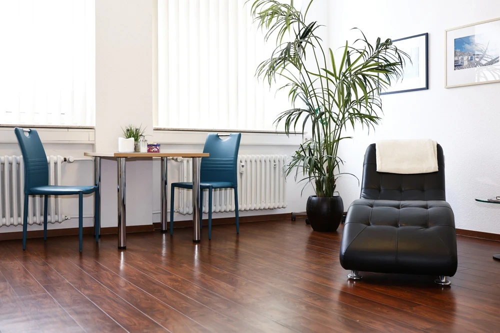 Moderner Wartebereich im Gefäßzentrum Bielefeld mit Sitzgelegenheiten und großen Pflanzen