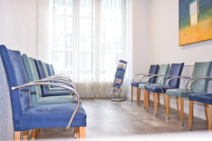 Wartezimmer einer Praxis für arterielle Erkrankungen, moderne Sitzgelegenheiten und Infomaterial