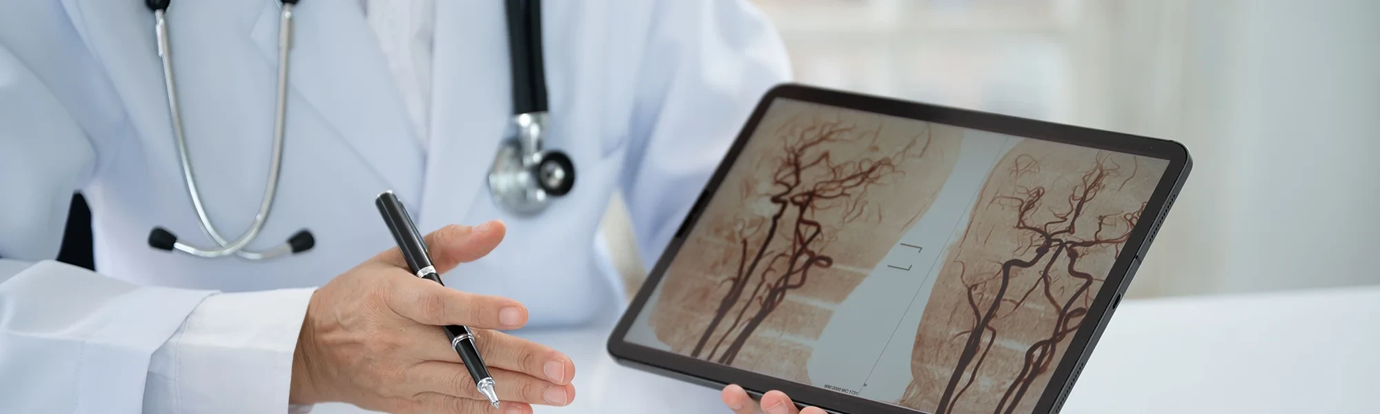 Headerbild Ärzte Karriere – Arzt zeigt medizinisches Bild auf Tablet