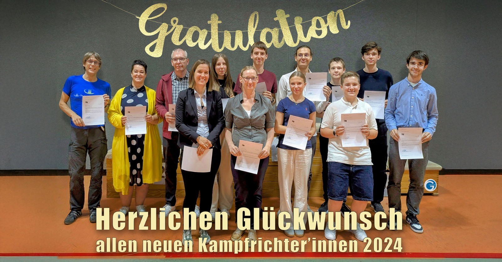 Die Stimmung ist freundlich und feierlich, der Anlass ist die erfolgreiche Kampfrichterausbildung für Degenfechten.