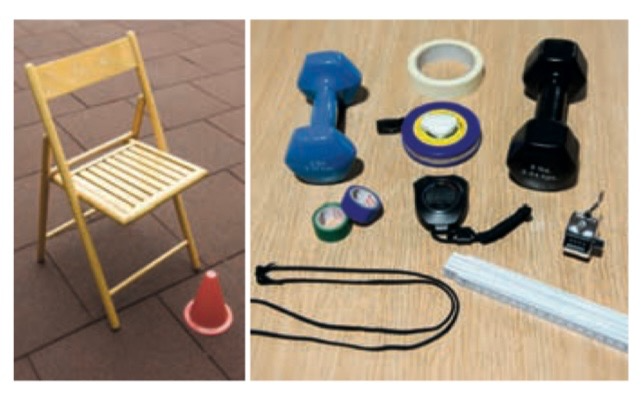Eine Kollage aus einem Klappstuhl mit Kegel und verschiedenen kleinen Sportgegenständen wie Hantel, Klebeband und Stoppuhr.