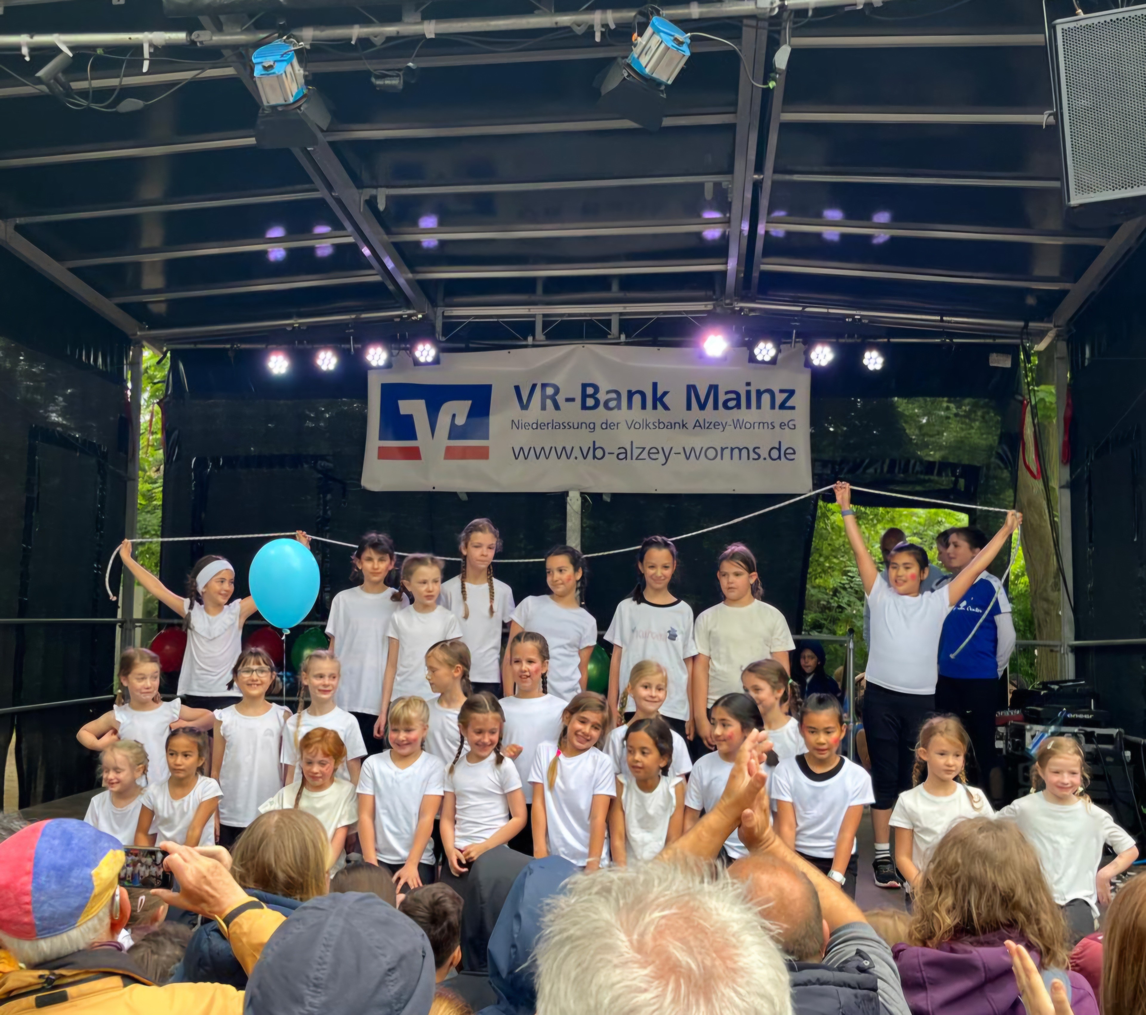 Junge Sängerkinder auf einer Bühne bei einer Veranstaltung der VR-Bank Mainz