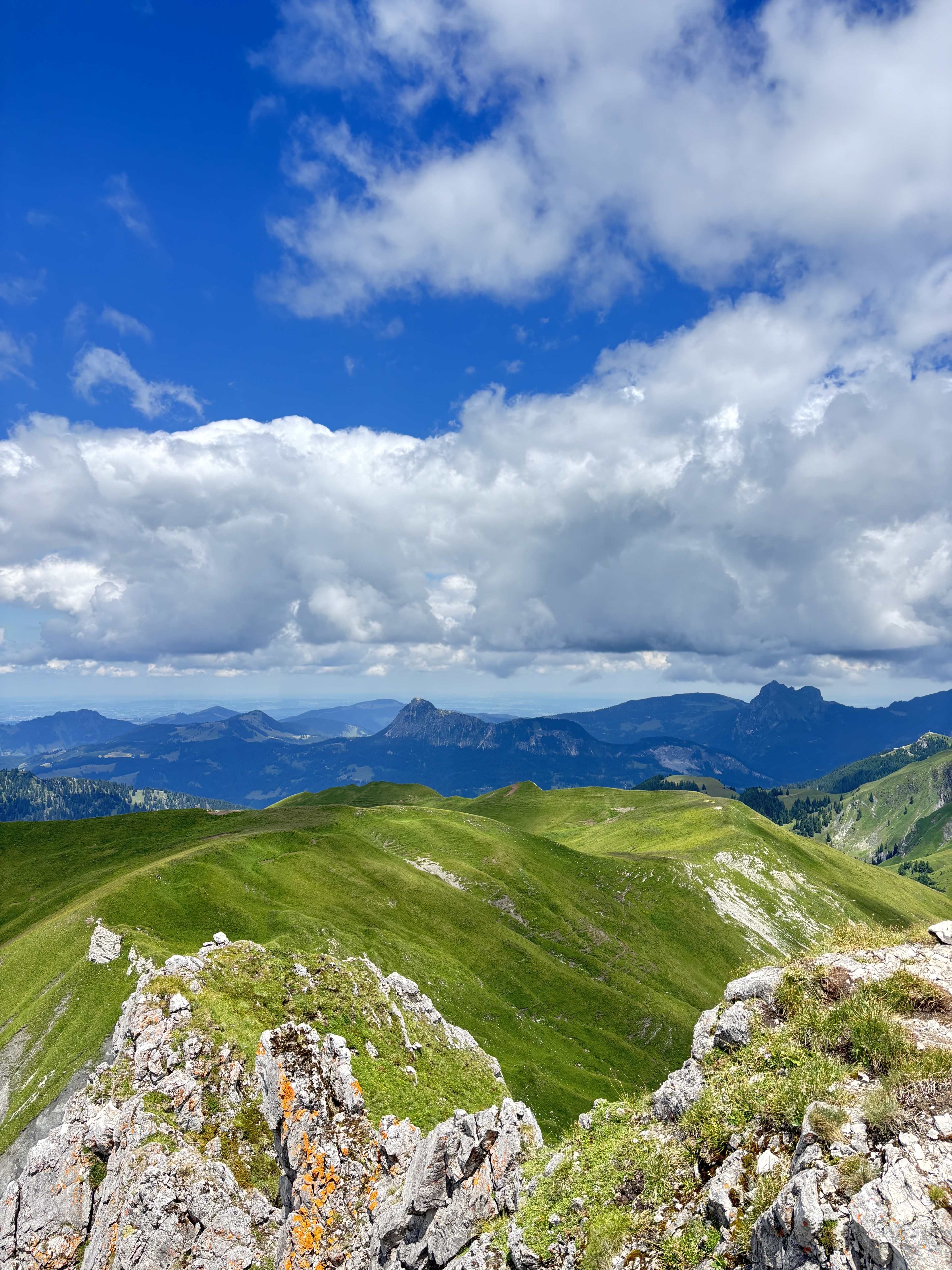 Alpine Berglandschaft mit grünen Hügeln und bewölktem Himmel
