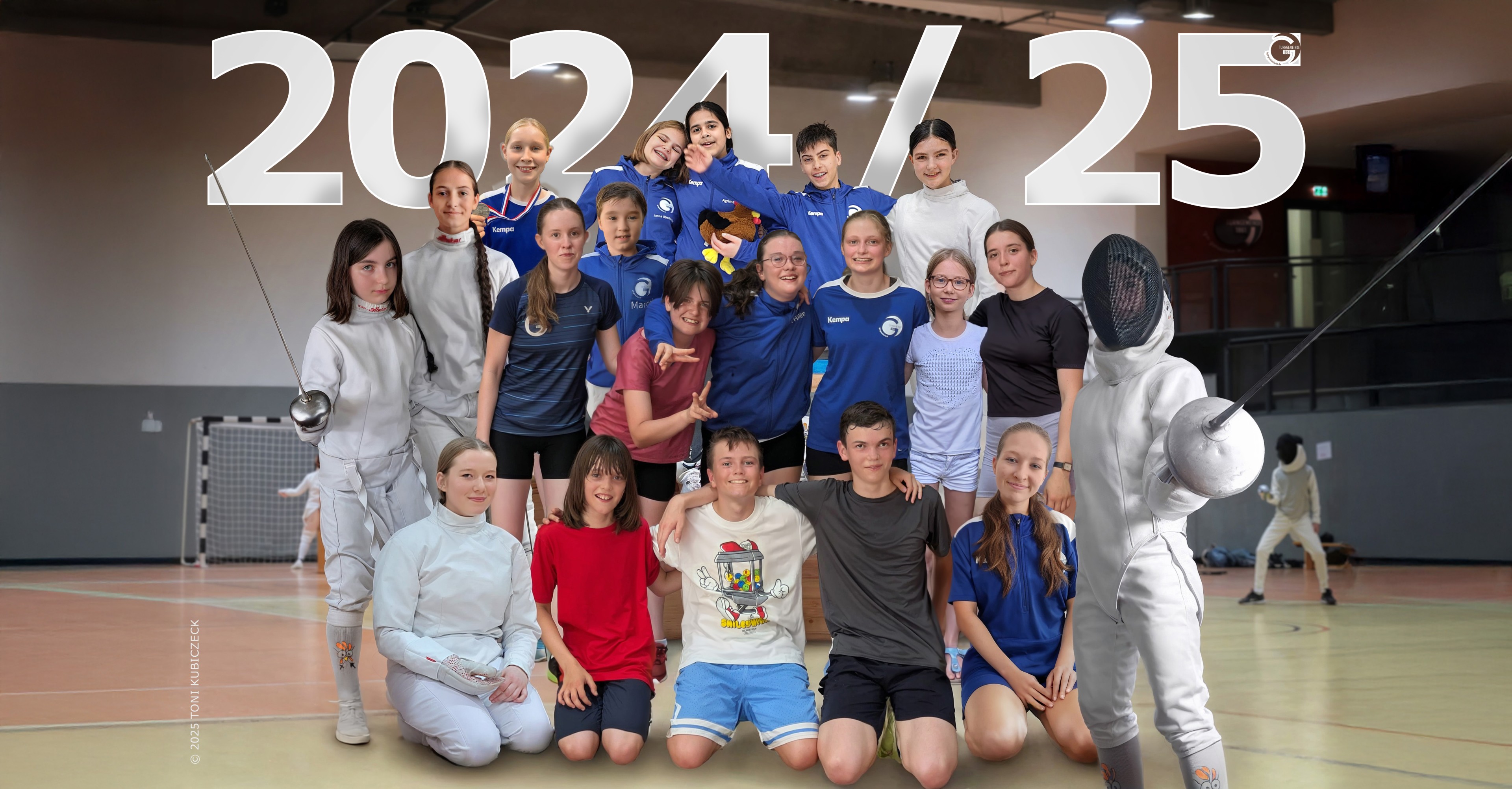 Collage: Lächelnde TGM-Degenfechter:innen in drei Reihen vor '2024/25', in Fecht- und Vereinskleidung, in der Turnhalle