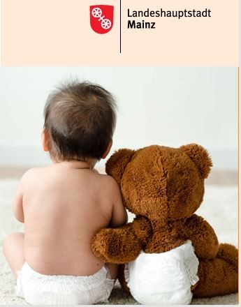 Wickelort mit Baby und Teddybär in Windeln