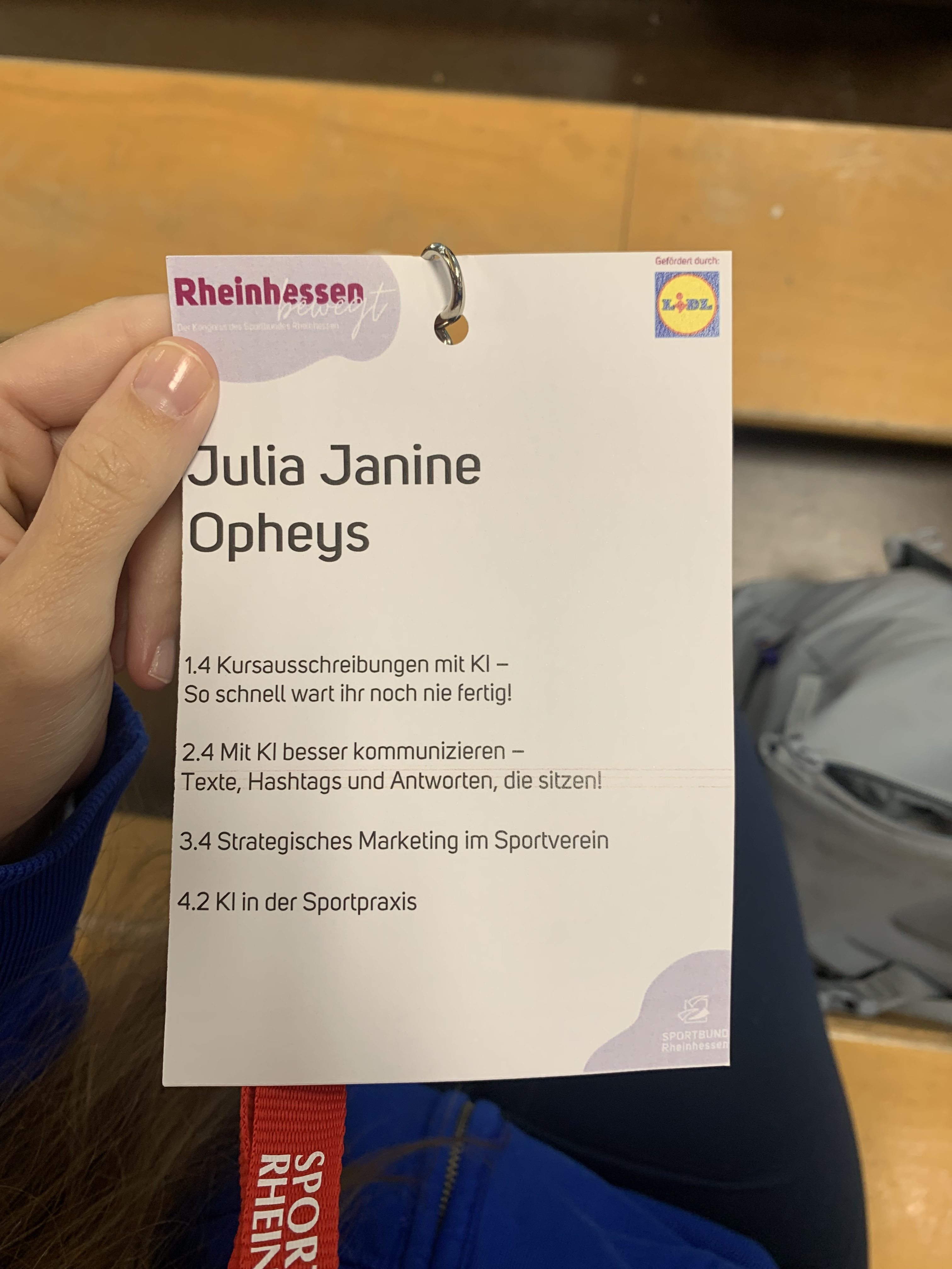 Namensschild von Julia Janine Opheys beim Kongress des Sportbundes Rheinhessen mit Workshop-Themen zu KI und Marketing im Sportverein