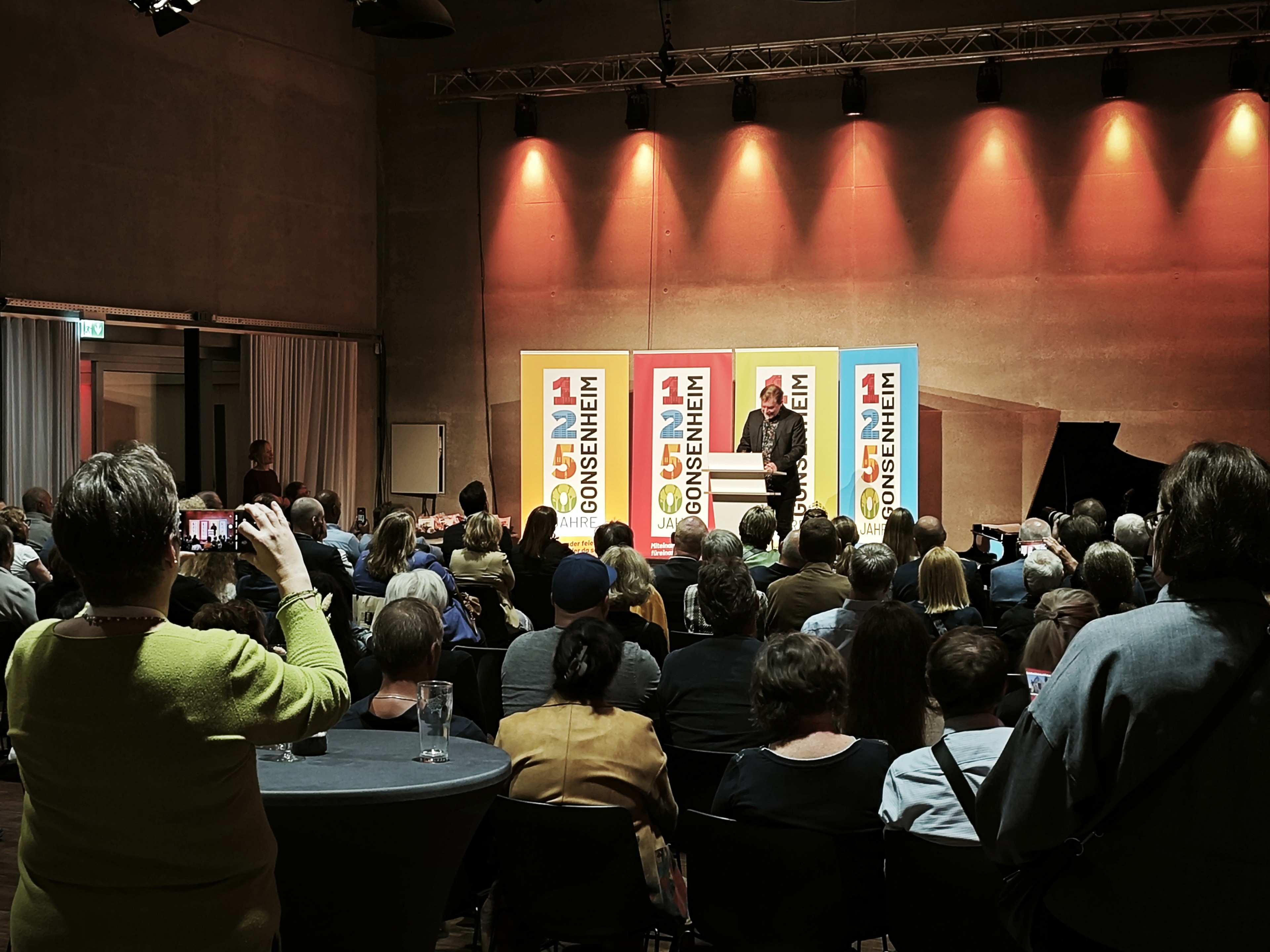 Veranstaltung in Gonsenheim mit Publikum und Redner auf der Bühne, Jubiläumsfeier 1250 Jahre Gonsenheim