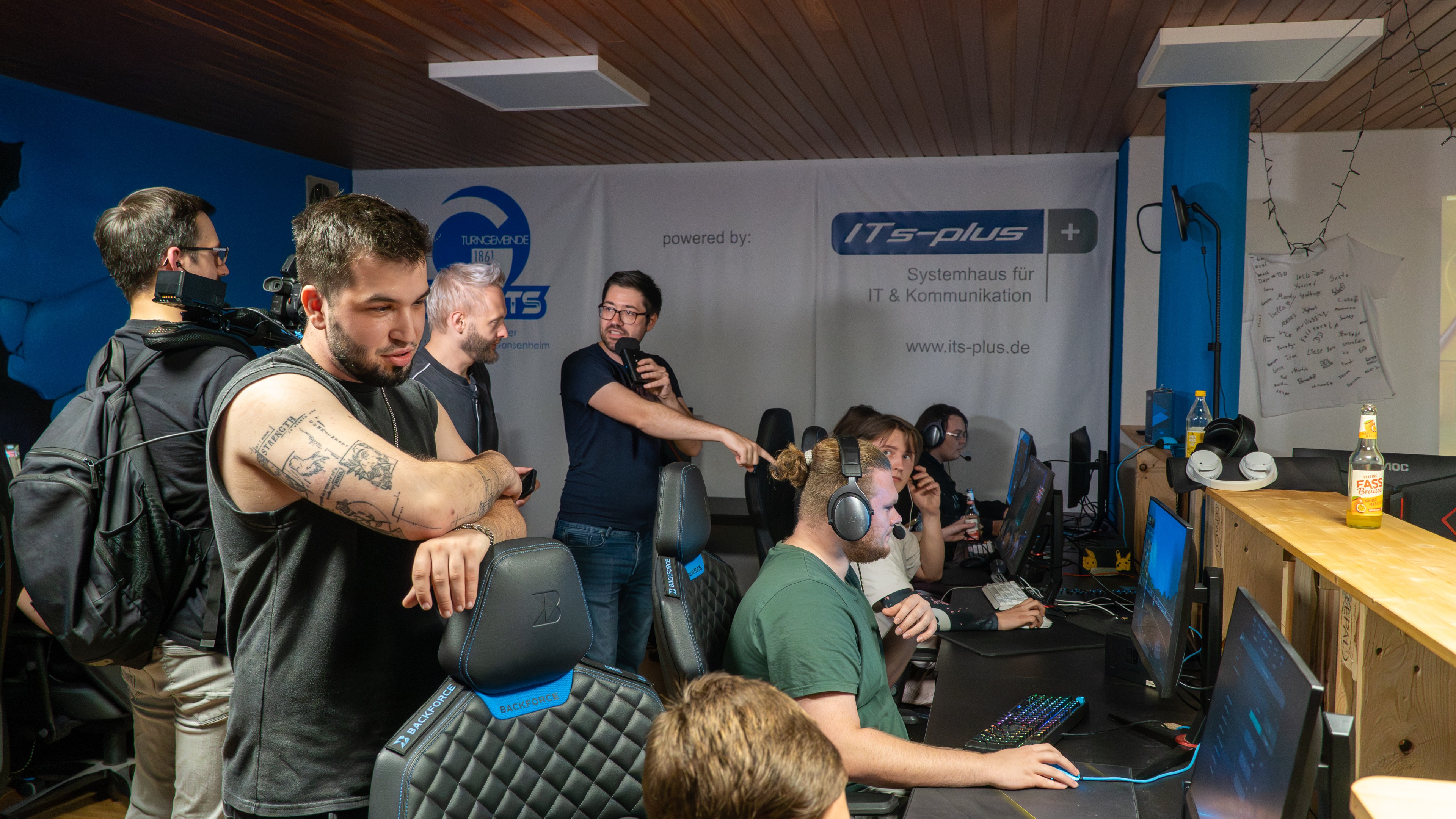 Gruppe von Gamern beim E-Sport-Event im ITs-plus Systemhaus, Turngemeinde 1861 Bingen am Rhein