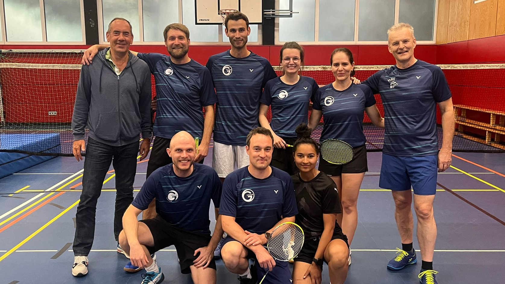 Gruppenfoto einer Badminton-Mannschaft bei der Saisoneröffnung in der Sporthalle