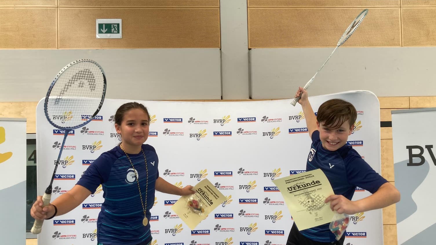 Sieger der Bezirksmeisterschaft U11 und U13 im Badminton mit Urkunden und Medaillen