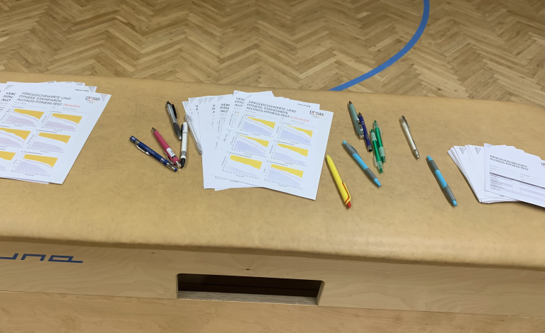 DOSB Alltags-Fitness-Test (AFT) Unterlagen und Stifte in der Sporthalle Unterlagen und Stifte zum DOSB Alltags-Fitness-Test (AFT) in einer Sporthalle