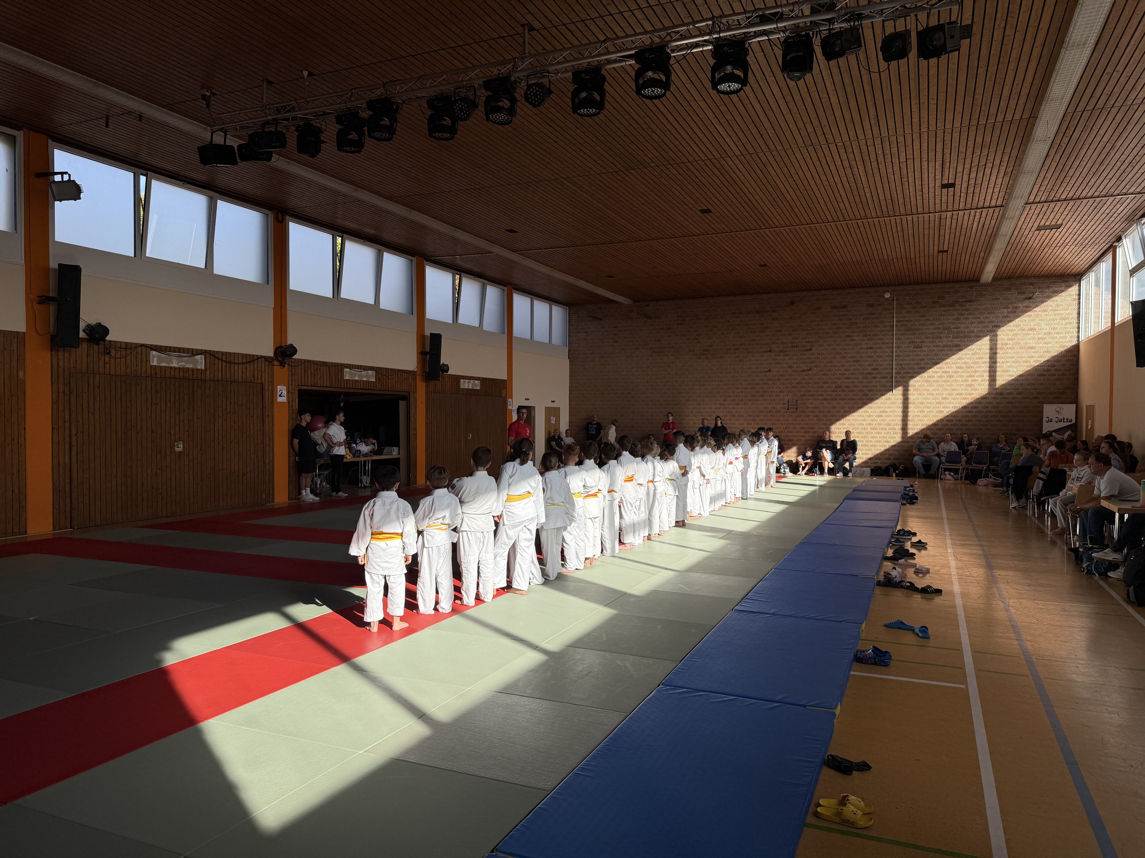 Kinder beim Judo-Training oder Judo-Wettkampf in einer Sporthalle