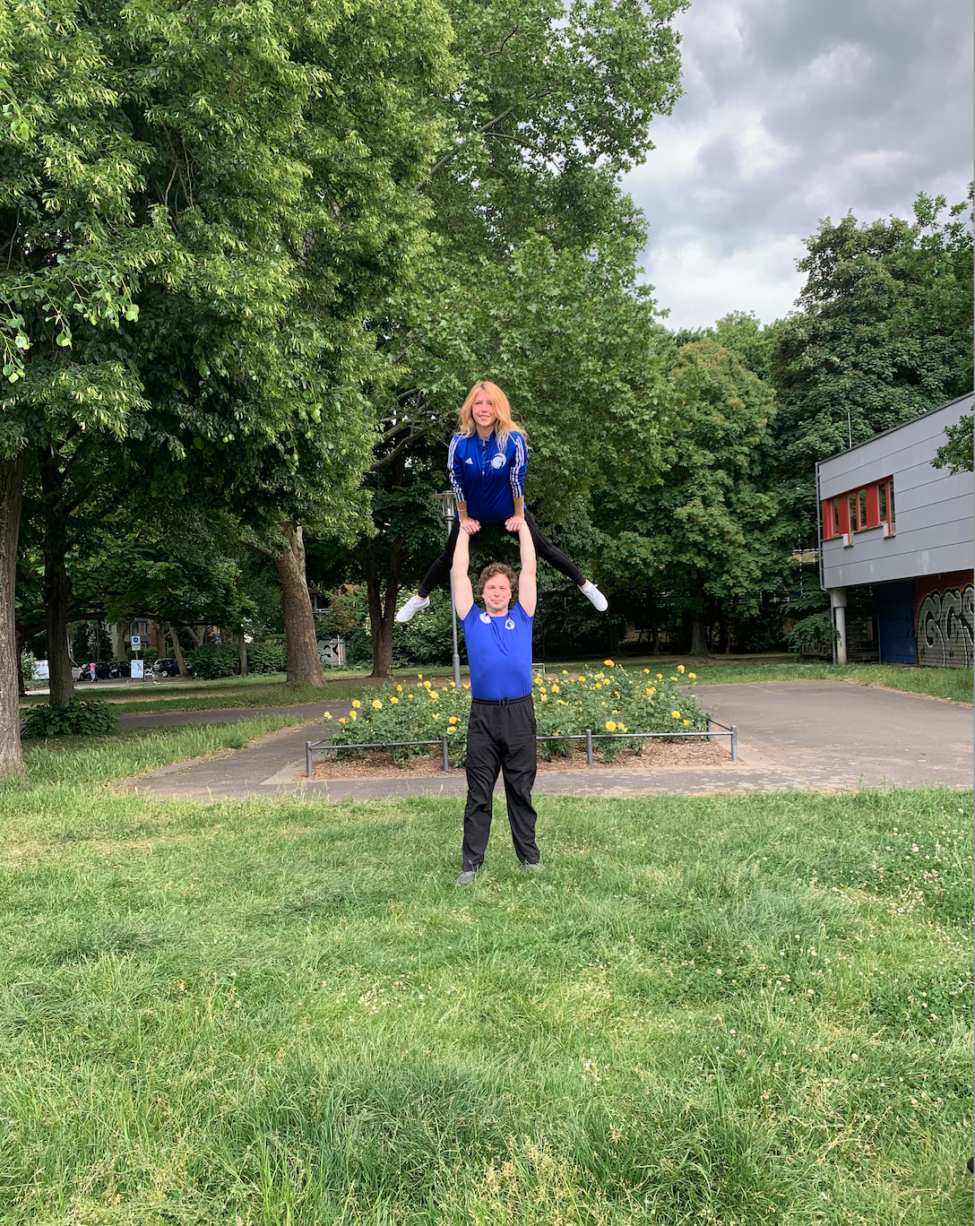 Rock'n'Roll Akrobatik Stutz-Element im Park