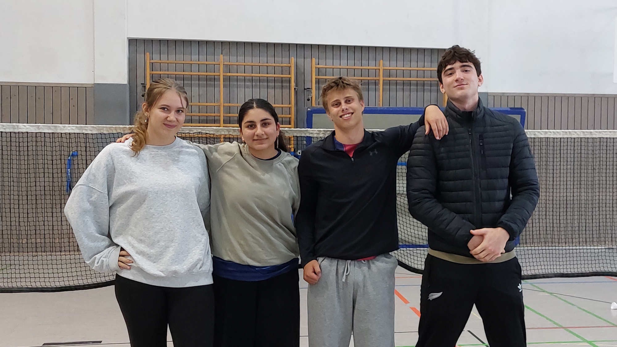 Gruppenfoto von vier jungen Erwachsenen beim Blockspieltag in einer Sporthalle
