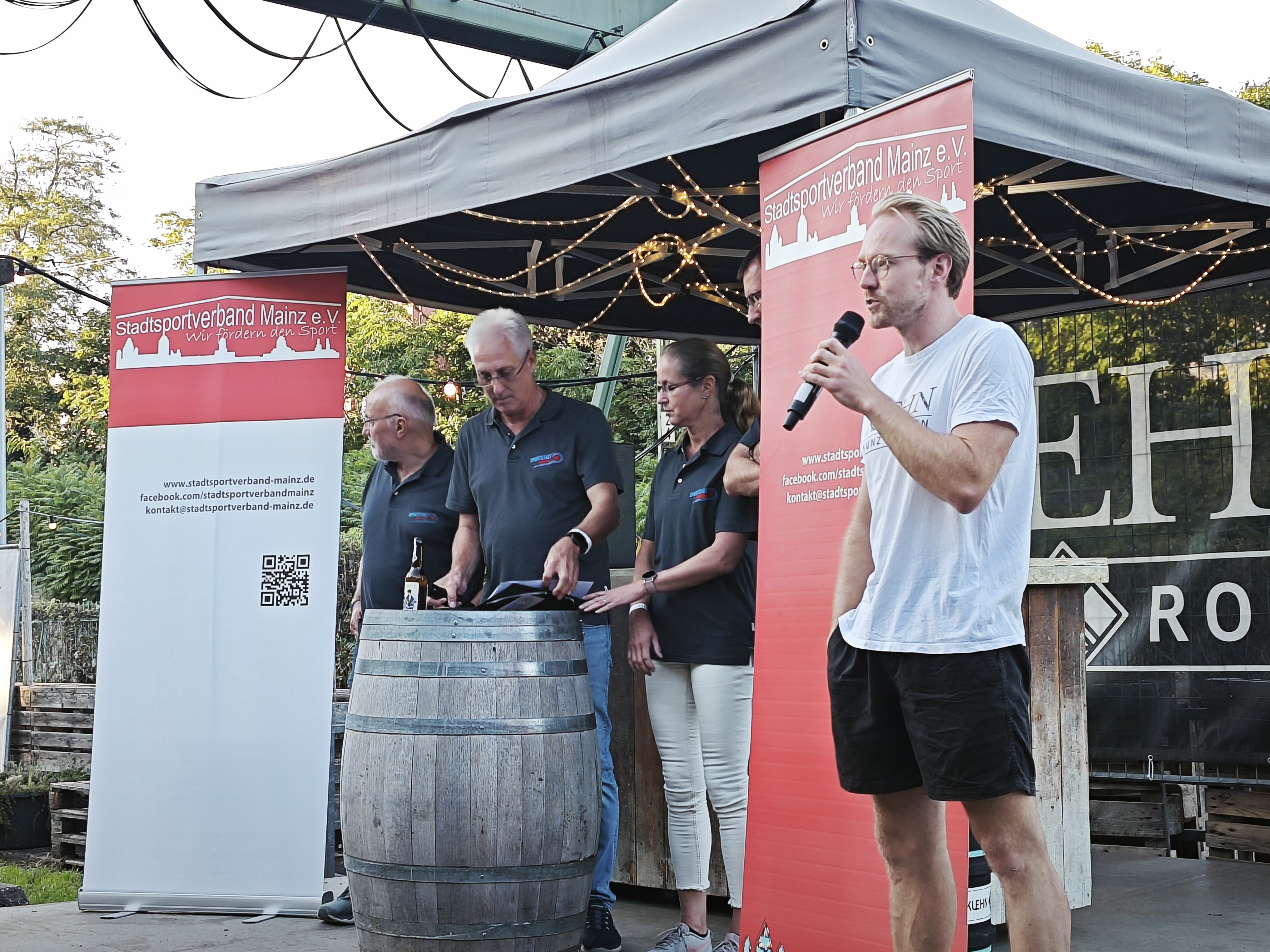 Veranstaltung des Stadtsportverband Mainz e.V. mit mehreren Personen auf einer Bühne vor Bannern des Vereins