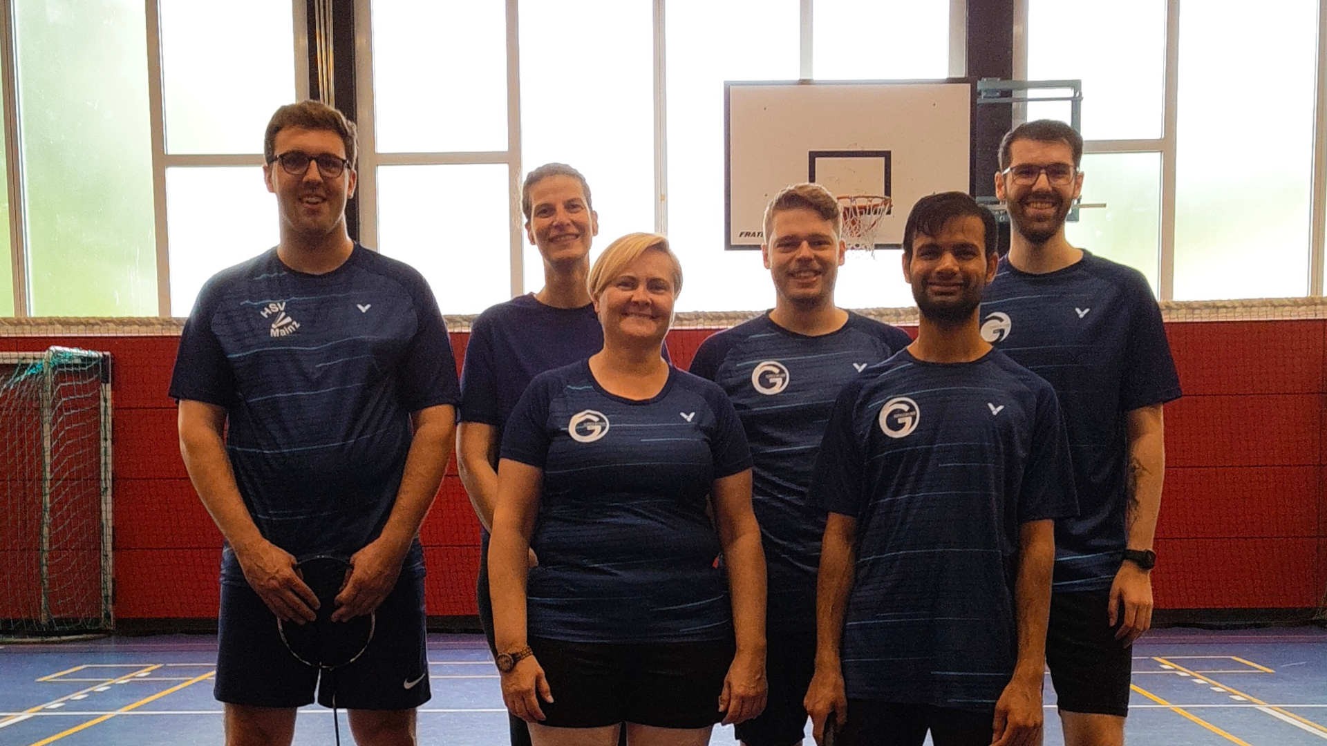 Gruppenfoto der dritten Mannschaft zur Hinrunde in Sportkleidung in einer Sporthalle