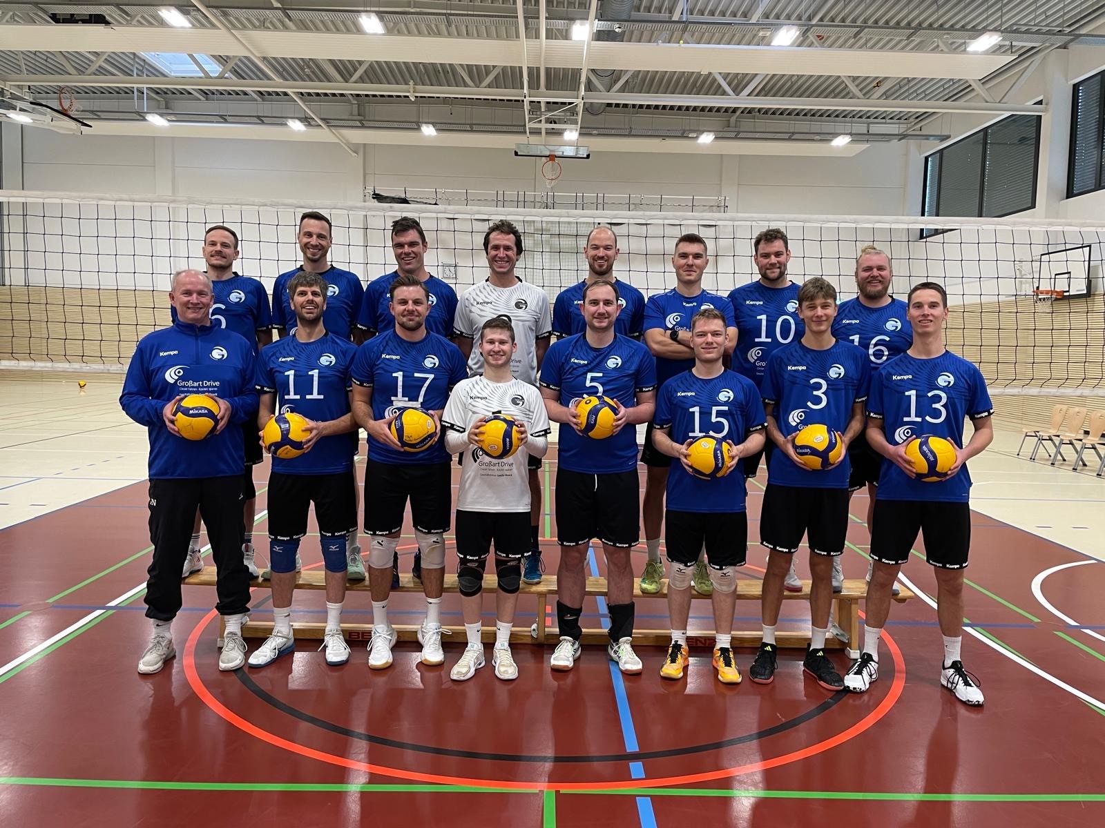 Teamfoto der Herren I Volleyballmannschaft in blauen Trikots in einer Sporthalle
