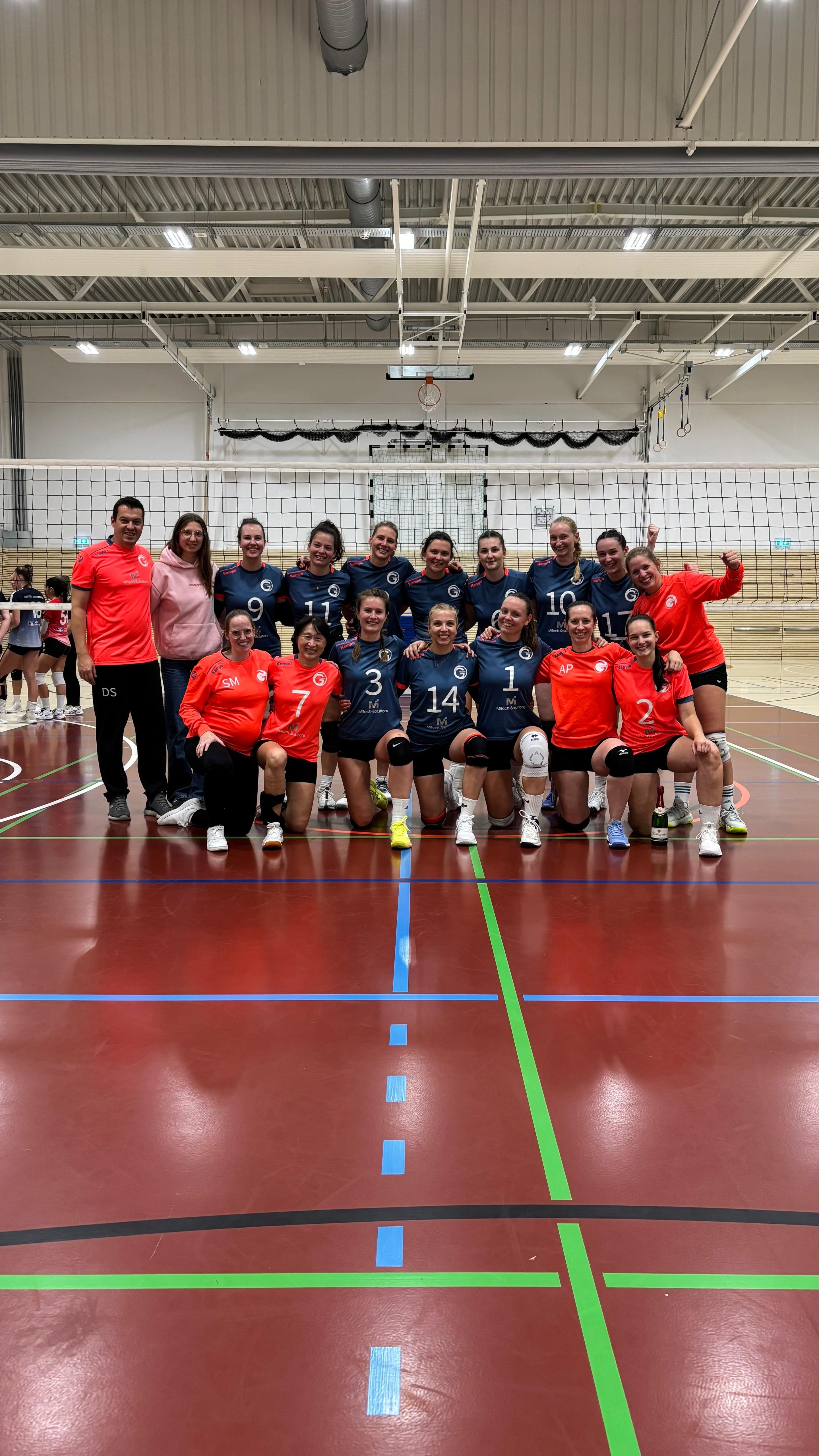 Teamfoto der Damen I Volleyballmannschaft in der Sporthalle