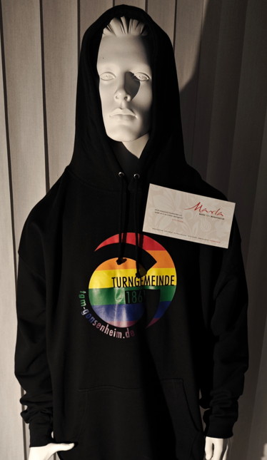 Schwarzer Hoodie mit Regenbogen-Logo der Turngemeinde Gonsenheim, präsentiert von Marla Mode und Manufaktur