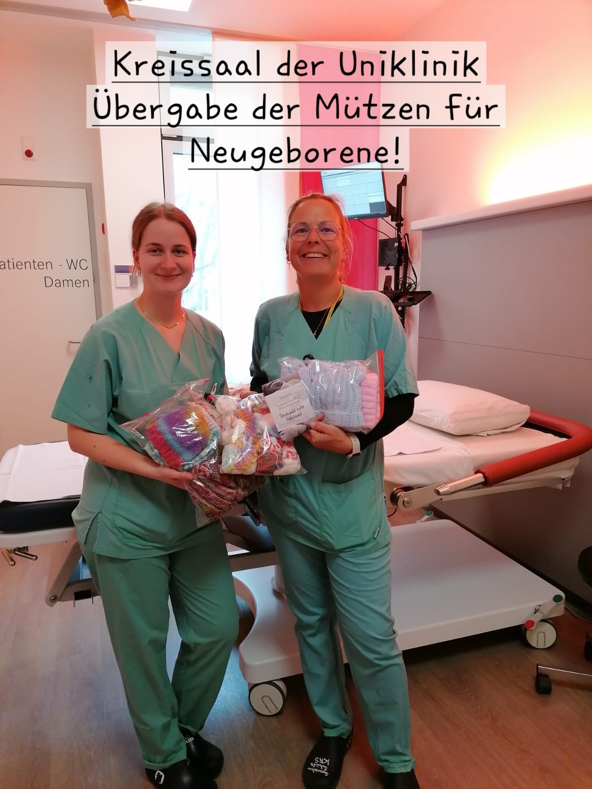 Zwei Pflegekräfte übergeben handgestrickte Mützen für Neugeborene im Krankenhaus