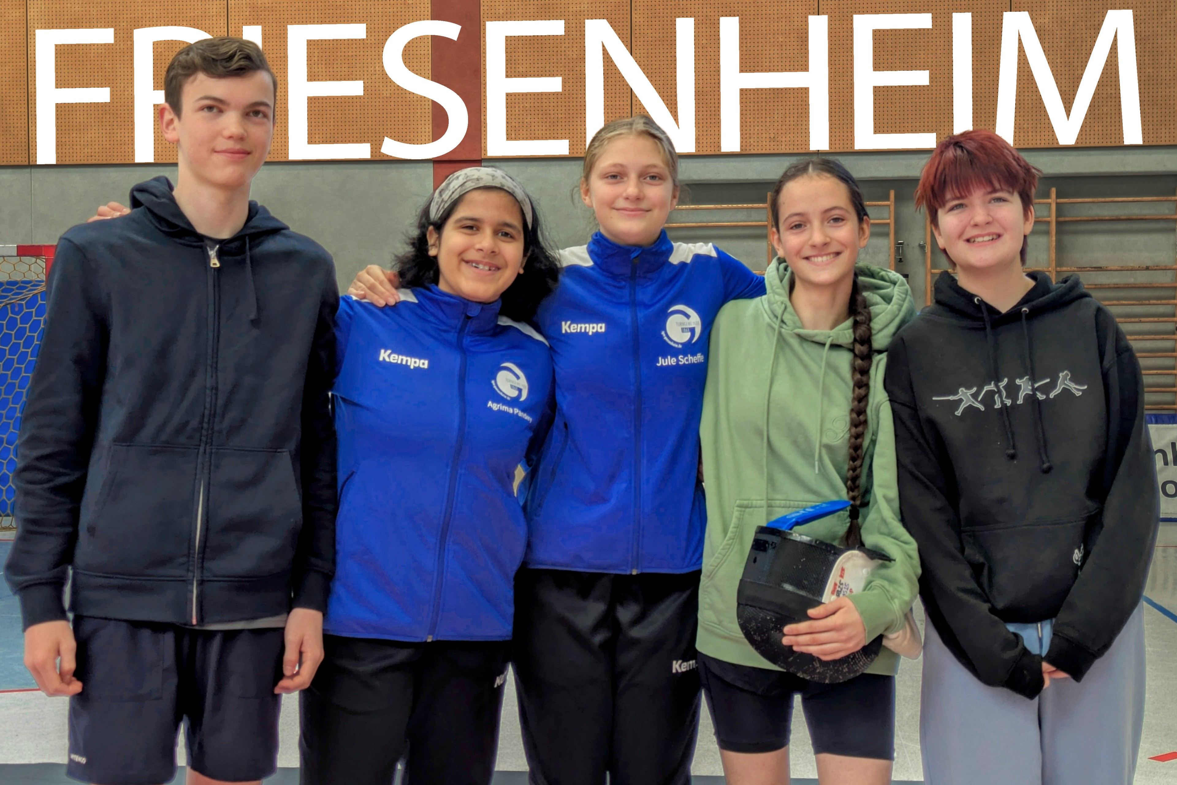 Gruppenfoto von Sportlerinnen und Sportlern in Friesenheim am 22. November 2025, Titelbild mit Kempa Sportbekleidung