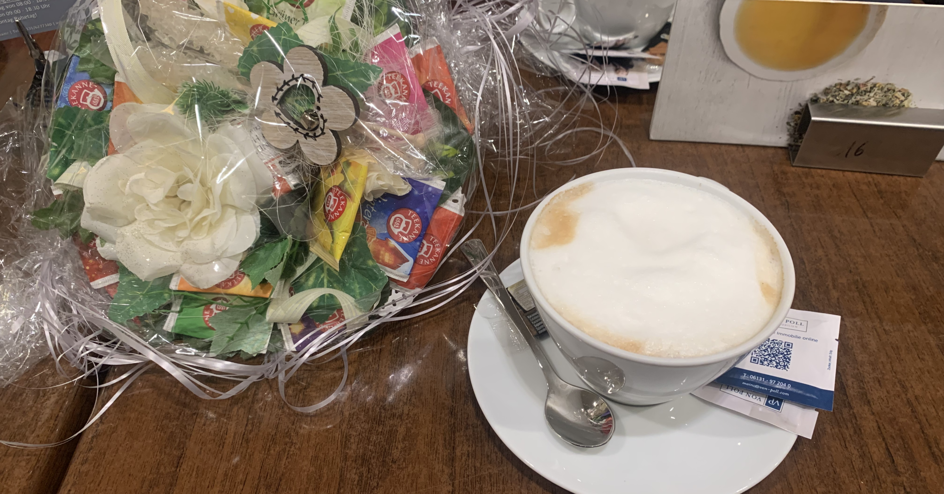 Kaffee und Tee-Präsente bei drei schönen Weihnachtsfeiern, festlich dekoriert auf einem Holztisch