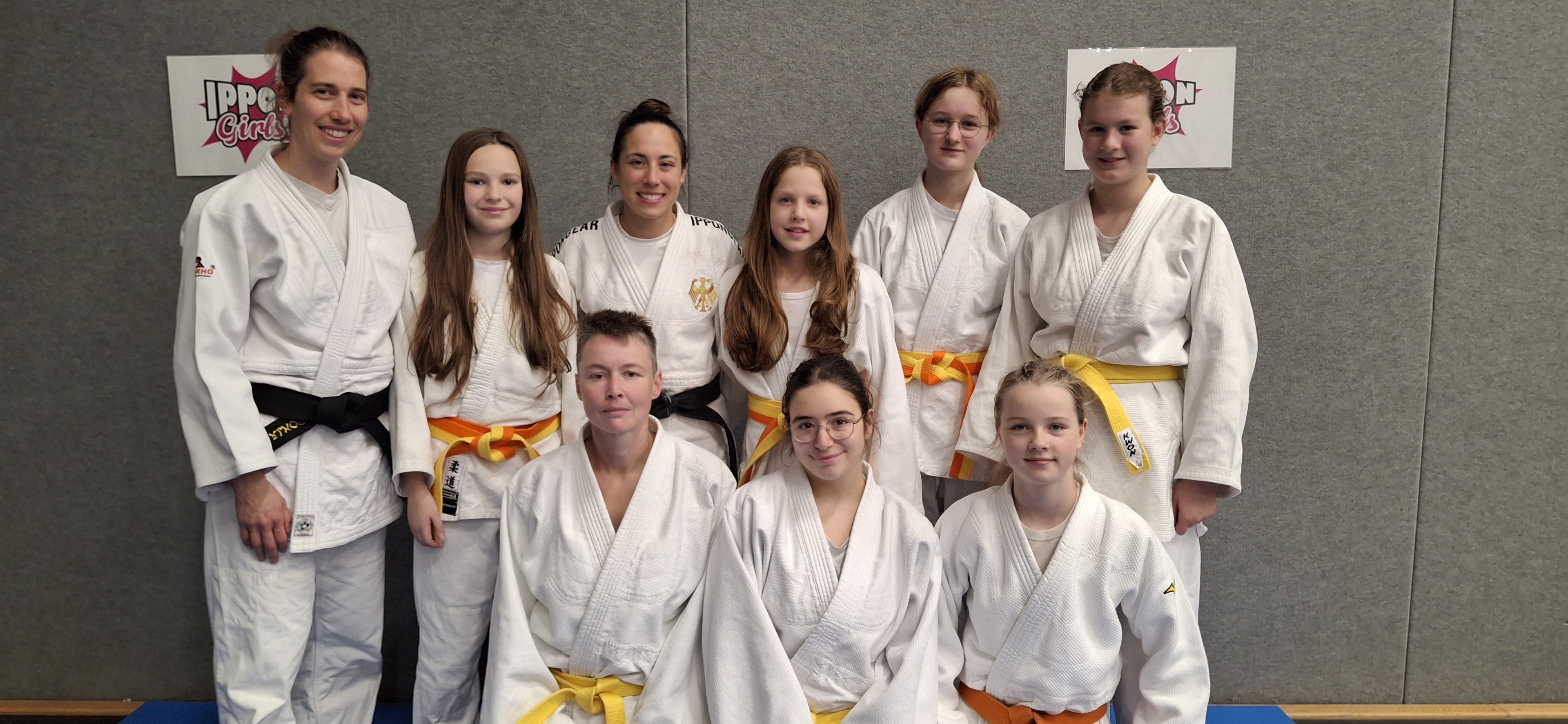 Judo-Gruppe mit Jugendlichen im weißen Judoanzug und farbigen Gürteln