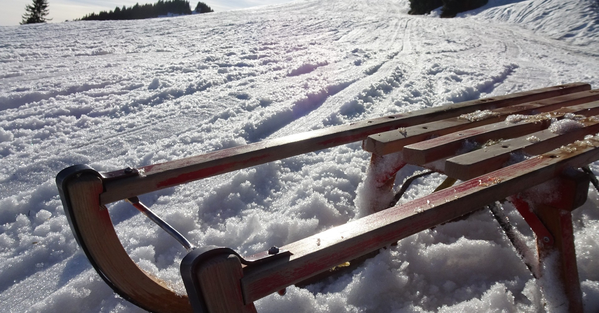 TGM Weihnachts- und Neujahrsgrüße mit Schlitten im Schnee