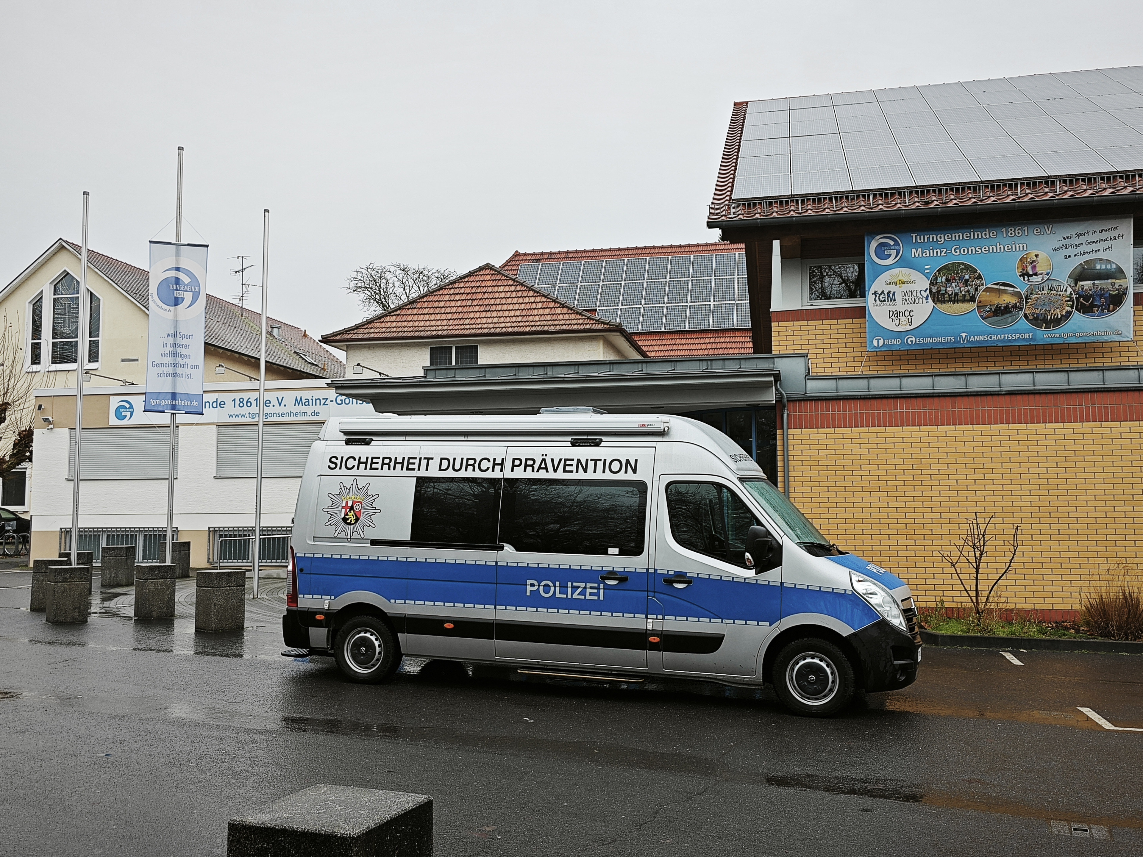 Polizeiwagen zur Sicherheit durch Prävention vor der Turngemeinde Mainz-Gonsenheim