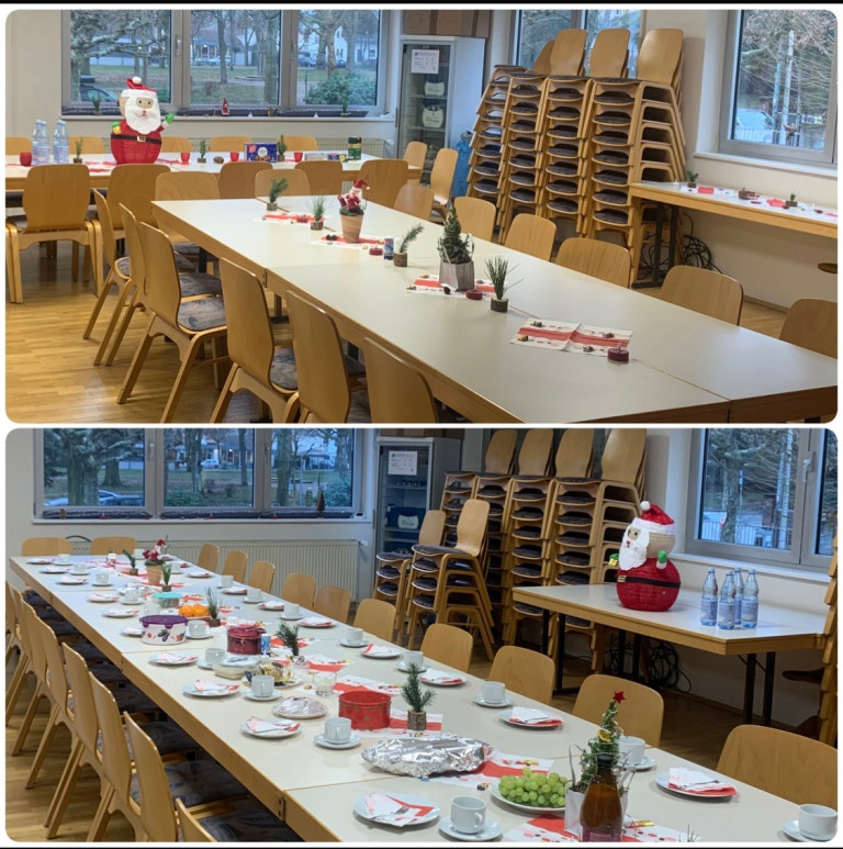 Weihlich dekorierter Gemeinschaftsraum mit festlich gedecktem Tisch und Weihnachtsdeko