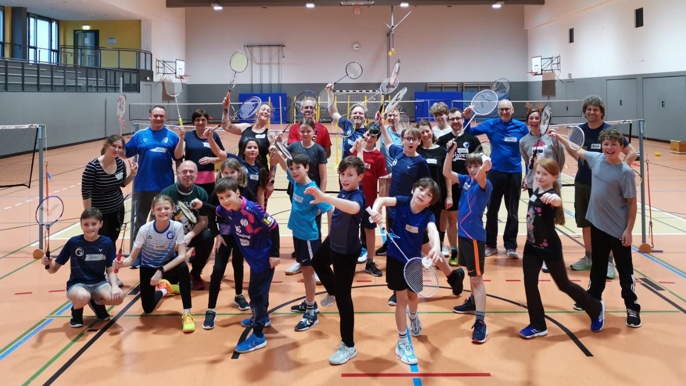 Gruppenfoto von Jugendlichen beim Schleifchenturnier in einer Sporthalle mit Badmintonschlägern
