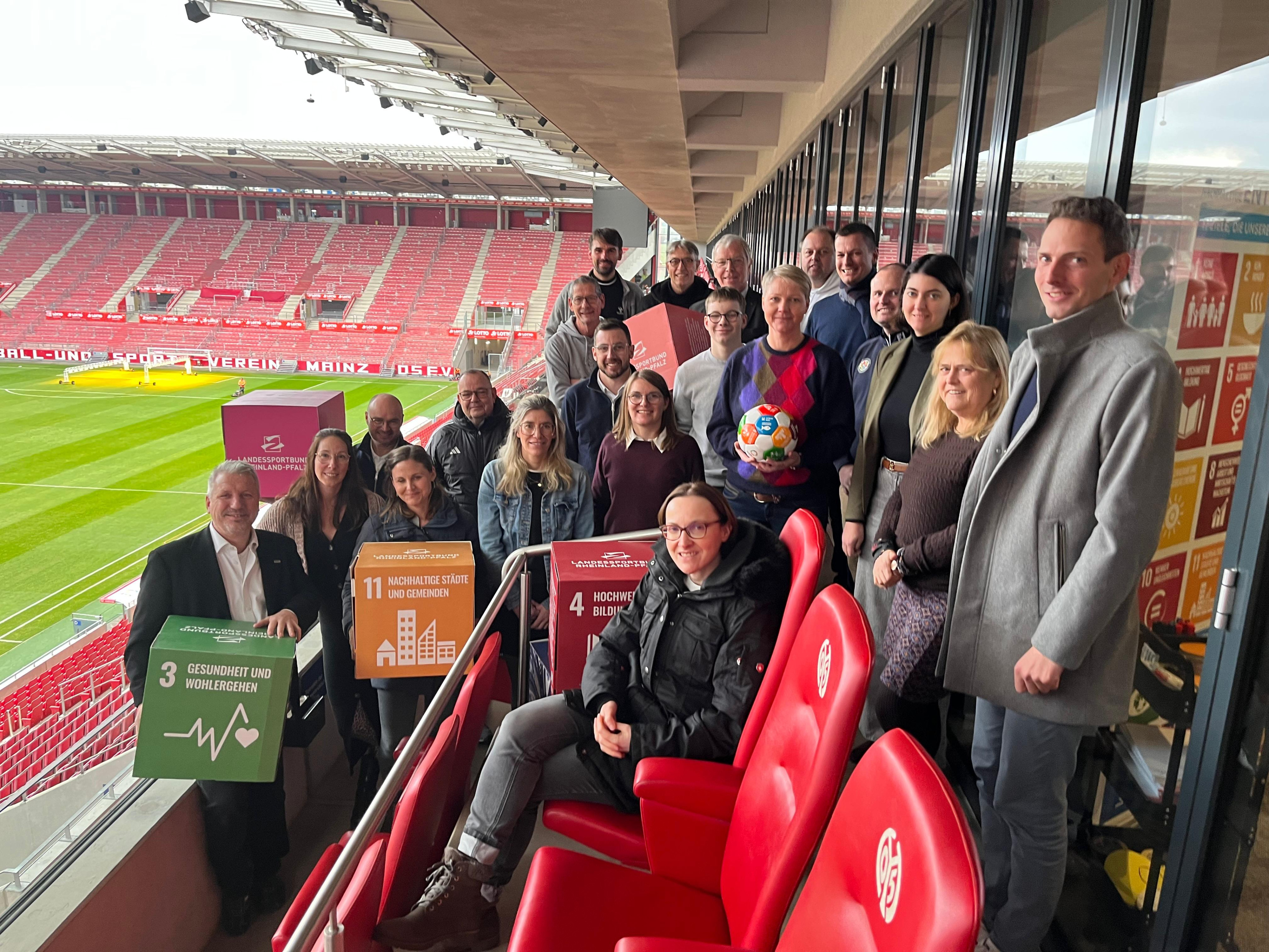 Gruppenfoto beim Dialog Dolch Elan im Stadion mit nachhaltigen Entwicklungszielen