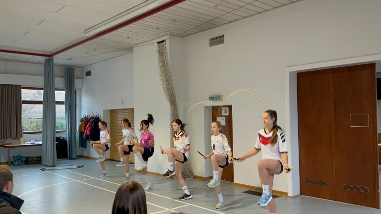 Sportlerehrung 2026: Mädchen-Sportteam beim Seilspringen in der Halle