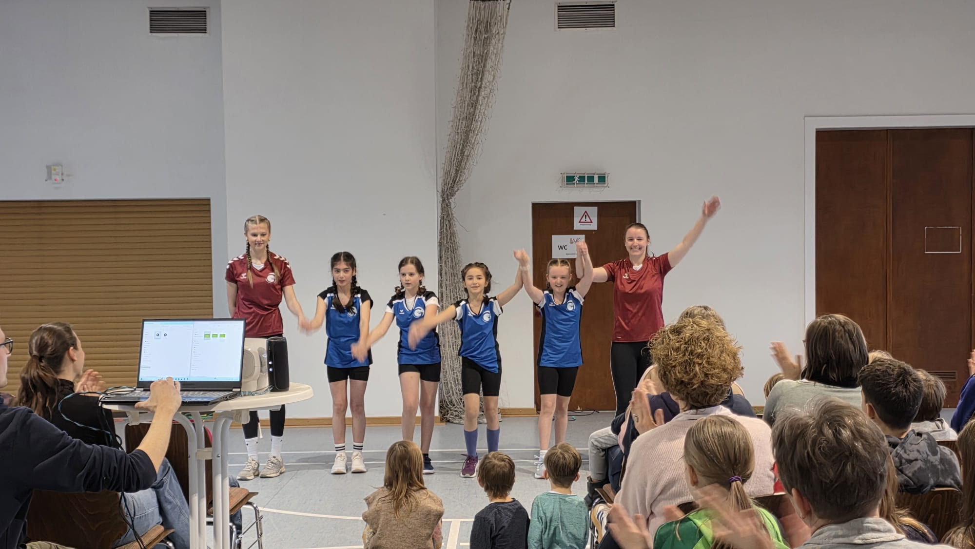 Sportlerehrung 2026: Jugendliche Sportlerinnen werden auf einer Veranstaltung geehrt und vom Publikum beklatscht