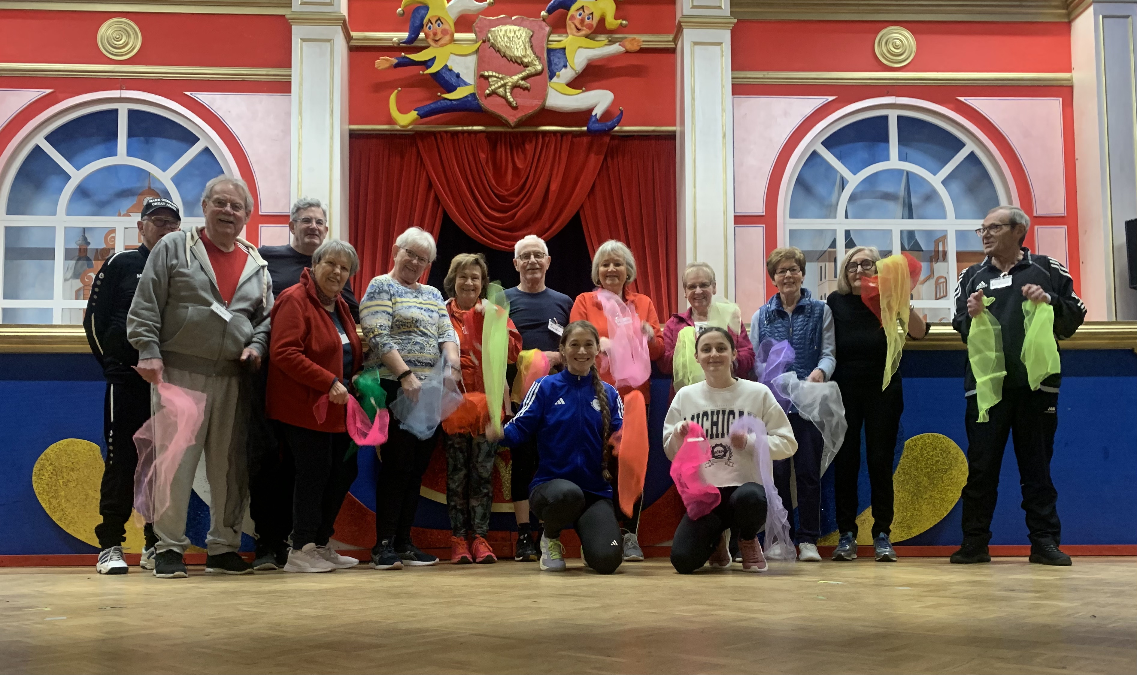 Herzsport Übungsgruppe mit Uni-Praktikantin Vanessa Matz bei einer gemeinsamen Trainingsstunde