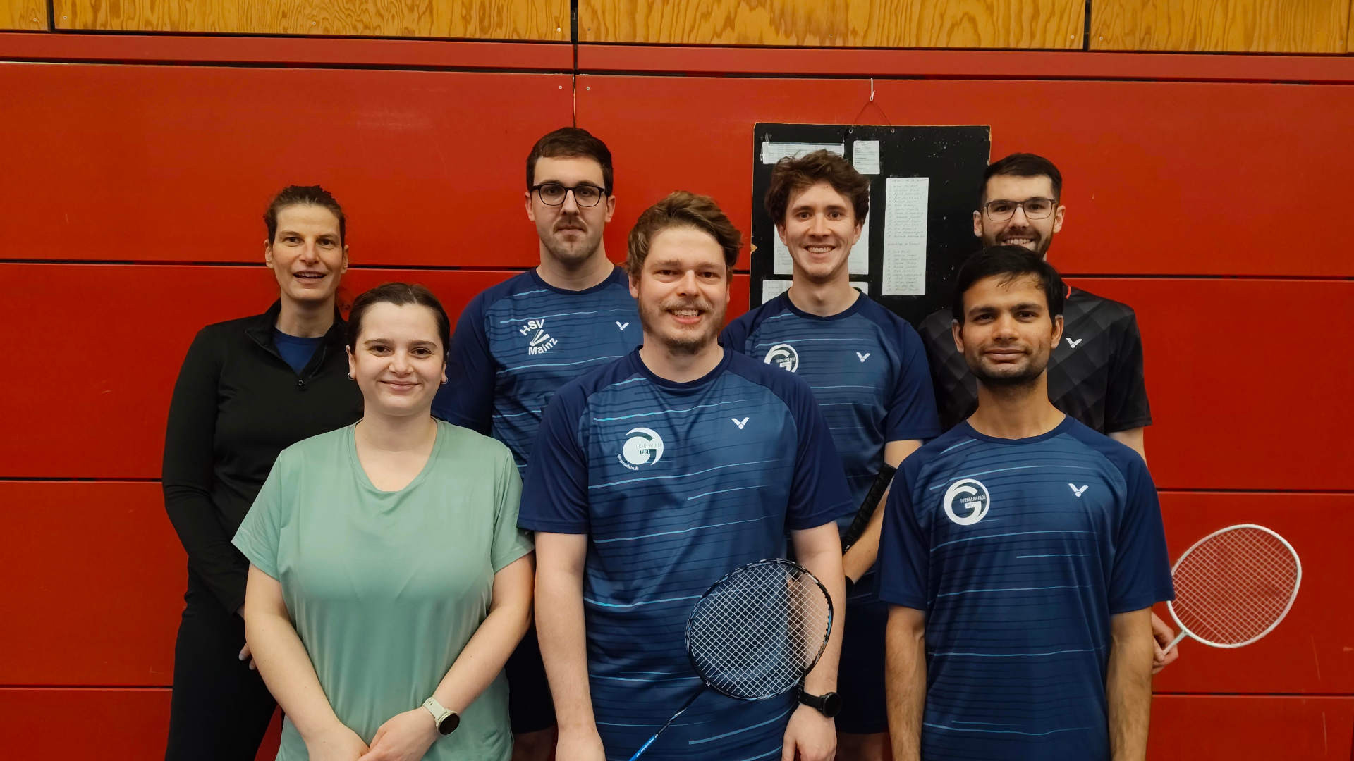 Gruppenfoto der 3. Mannschaft zur Hinrunde in blauen Trikots in einer Sporthalle