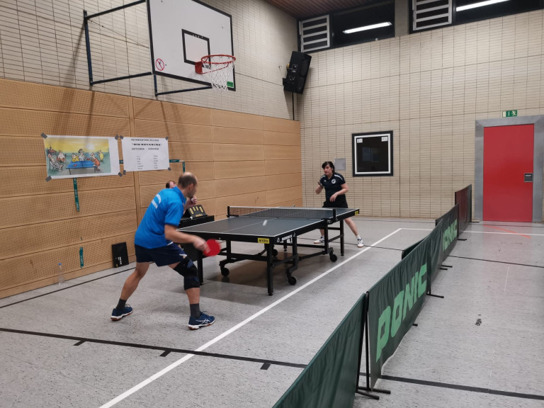 Tischtennis Einzelspiel in einer Sporthalle mit zwei Spielern