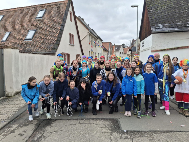 Gruppenfoto von Kindern und Jugendlichen bei einem Straßenumzug am 14. Februar 2026