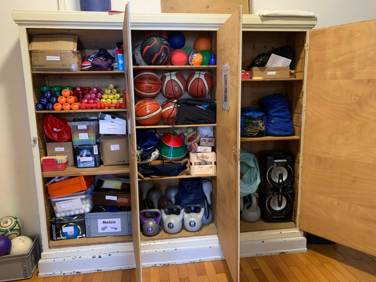 Inventur MBS – Übersicht Sportgeräteschrank mit Bällen und Trainingsmaterial Inventur im MBS: Sportgeräteschrank mit Bällen, Kettlebells und Trainingsmaterial